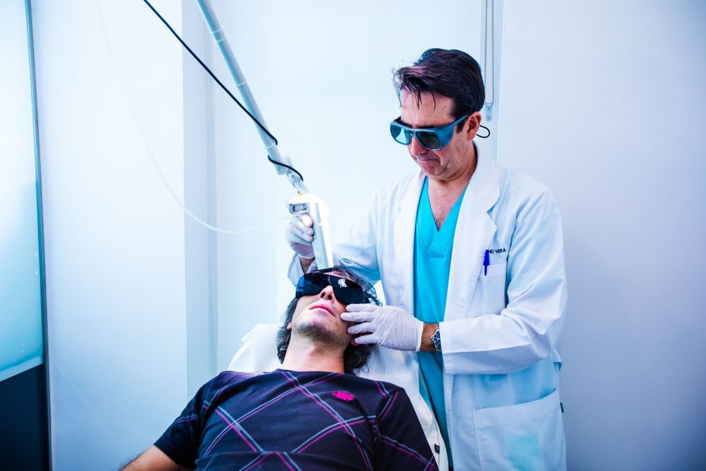 Tratamiento de manchas faciales con láser en IDEI