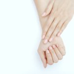 ¿Qué microorganismos se acumulan debajo de las uñas y cómo afectan tu salud?