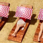 The Sun Cover: la funda para libros que convierte la lectura al sol en una campaña de prevención