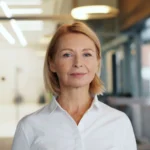 Entrenar la piel: mujer madura sonriente con la piel cuidada y luminosa